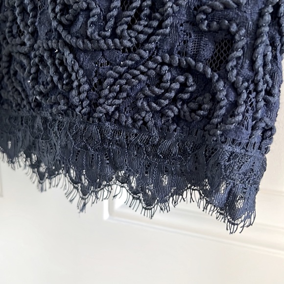 Navy sleeveless cocktail dress with lace and texturing. Size L. - Picture 4 of 11